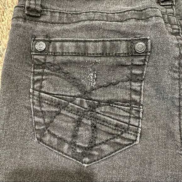 ☀️Wallflower distressed black cuffed jean shorts size 3 - Picture 6 of 9